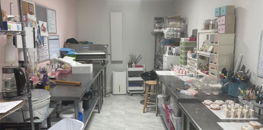 Коммерческая недвижимость в Дорал, Флорида № 1183335