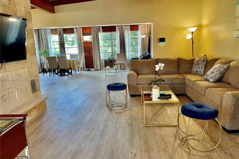 Снять в аренду виллу или дом в Пальметто-Бей, Флорида 3 спальни, 159.88м2, № 2050092 - фото 3