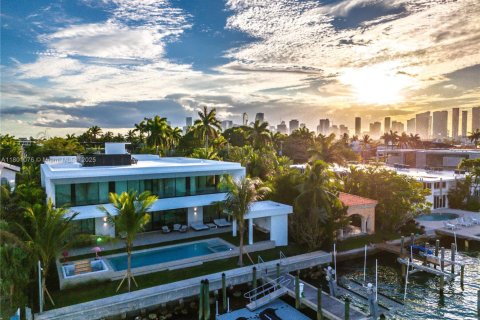 Villa ou maison à vendre à Miami Beach, Floride: 6 chambres, 731.05 m2 № 1779959 - photo 1