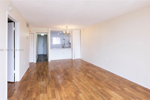 Купить кондоминиум в Майами, Флорида 2 спальни, 74.32м2, № 2054525 - фото 4