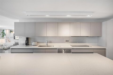 Condo in Miami Beach, Florida, 2 bedrooms № 2081951 - photo 16