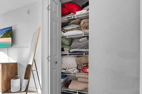 Condominio en alquiler en Miami, Florida, 2 dormitorios, 90.77 m2 № 1953712 - foto 3