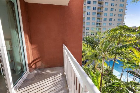 Condominio en alquiler en Miami, Florida, 2 dormitorios, 90.77 m2 № 1953712 - foto 4