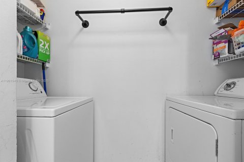 Condominio en alquiler en Miami, Florida, 2 dormitorios, 90.77 m2 № 1953712 - foto 23