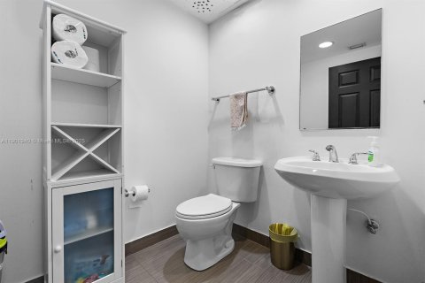 Condominio en alquiler en Miami, Florida, 2 dormitorios, 90.77 m2 № 1953712 - foto 20