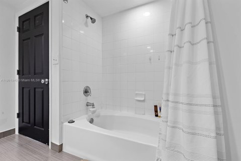 Condominio en alquiler en Miami, Florida, 2 dormitorios, 90.77 m2 № 1953712 - foto 25