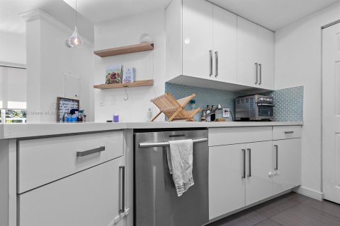 Condominio en alquiler en Miami, Florida, 2 dormitorios, 90.77 m2 № 1953712 - foto 19