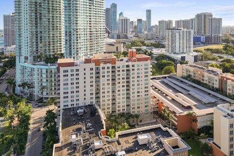 Condominio en alquiler en Miami, Florida, 2 dormitorios, 90.77 m2 № 1953712 - foto 12