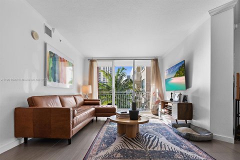 Condominio en alquiler en Miami, Florida, 2 dormitorios, 90.77 m2 № 1953712 - foto 1
