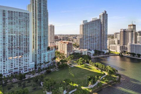 Condominio en alquiler en Miami, Florida, 2 dormitorios, 90.77 m2 № 1953712 - foto 10