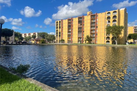 Condominio en alquiler en Miami, Florida, 2 dormitorios, 73.67 m2 № 1893078 - foto 1