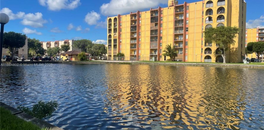 Condominio en Miami, Florida, 2 dormitorios № 1893078