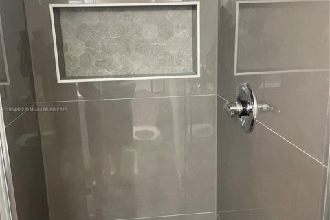 Condominio en alquiler en Miami, Florida, 2 dormitorios, 73.67 m2 № 1893078 - foto 12