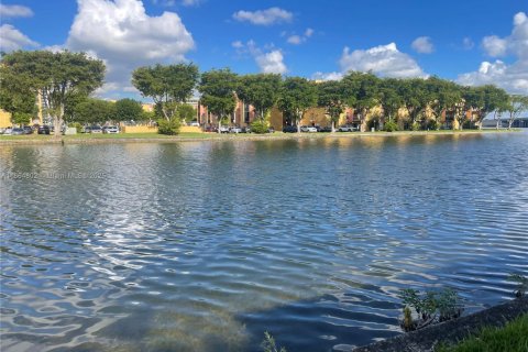 Condominio en alquiler en Miami, Florida, 2 dormitorios, 73.67 m2 № 1893078 - foto 3