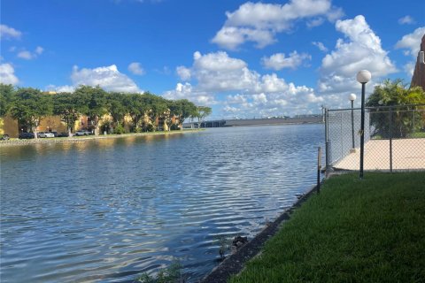 Condominio en alquiler en Miami, Florida, 2 dormitorios, 73.67 m2 № 1893078 - foto 2