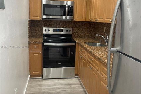 Condominio en alquiler en Miami, Florida, 2 dormitorios, 73.67 m2 № 1893078 - foto 4