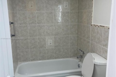 Condominio en alquiler en Miami, Florida, 2 dormitorios, 73.67 m2 № 1893078 - foto 8