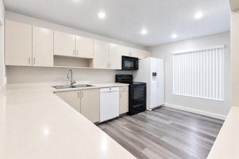 Touwnhouse à louer à Pembroke Pines, Floride: 3 chambres, 136.75 m2 № 2415623 - photo 2