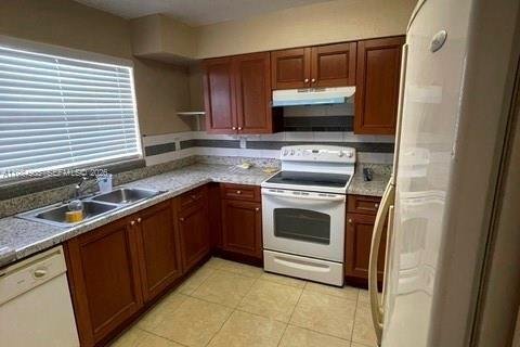 Touwnhouse à louer à Opa-locka, Floride: 3 chambres, 117.34 m2 № 2045902 - photo 16