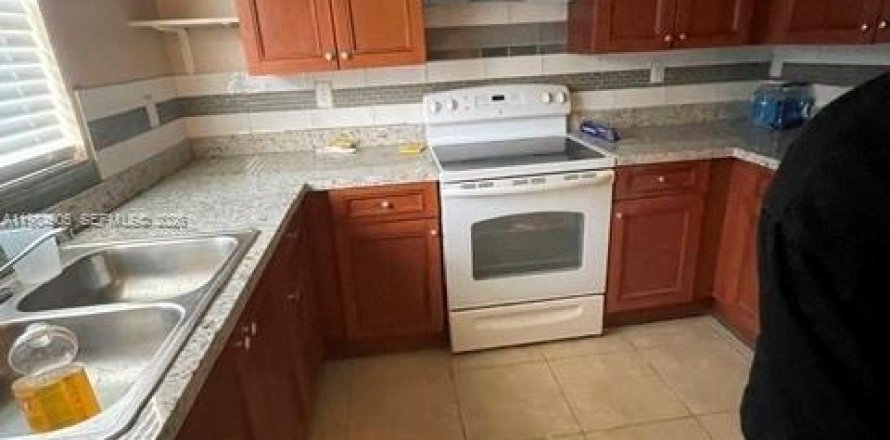 Touwnhouse à Opa-locka, Floride 3 chambres, 117.34 m2 № 2045902