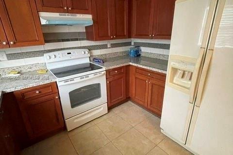 Touwnhouse à louer à Opa-locka, Floride: 3 chambres, 117.34 m2 № 2045902 - photo 2