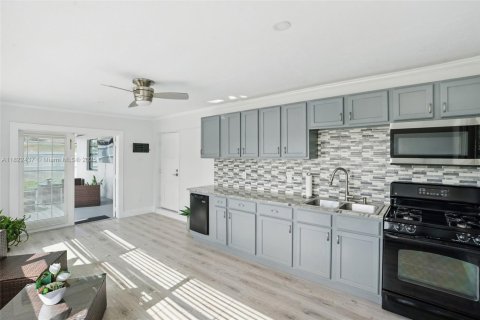 House in Lehigh Acres, Florida 2 bedrooms, 131.27 sq.m. № 1785807 - photo 14