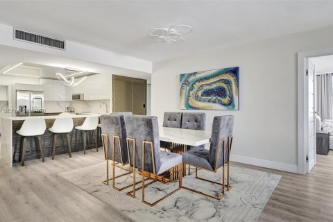 Condo in Hallandale Beach, Florida, 2 bedrooms  № 2187820 - photo 11