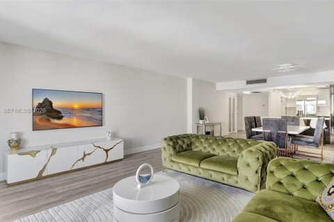 Condo in Hallandale Beach, Florida, 2 bedrooms  № 2187820 - photo 8