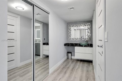 Condo in Hallandale Beach, Florida, 2 bedrooms  № 2187820 - photo 14