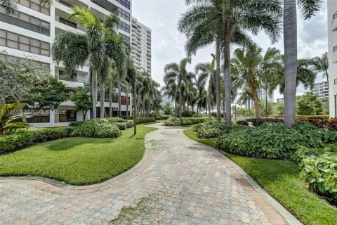 Condo in Hallandale Beach, Florida, 2 bedrooms  № 2187820 - photo 30