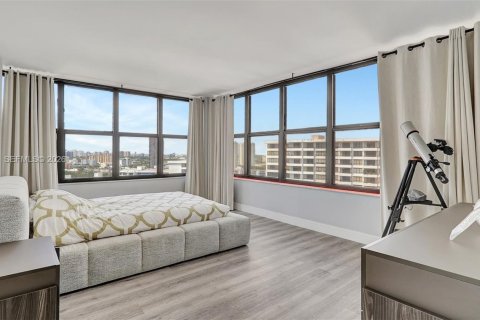 Condo in Hallandale Beach, Florida, 2 bedrooms  № 2187820 - photo 12