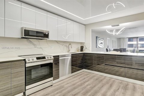 Condo in Hallandale Beach, Florida, 2 bedrooms  № 2187820 - photo 6