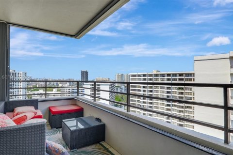 Condo in Hallandale Beach, Florida, 2 bedrooms  № 2187820 - photo 18