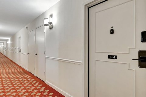 Condo in Hallandale Beach, Florida, 2 bedrooms  № 2187820 - photo 2