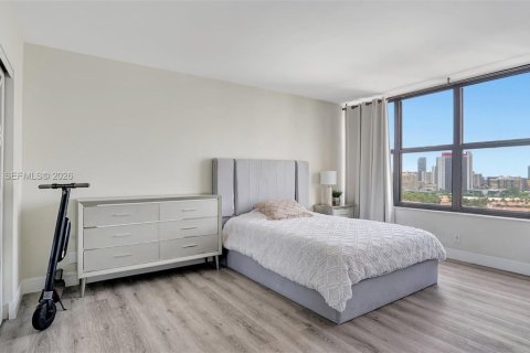 Condo in Hallandale Beach, Florida, 2 bedrooms  № 2187820 - photo 17