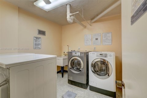 Condo in Hallandale Beach, Florida, 2 bedrooms  № 2187820 - photo 26