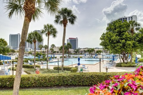 Condo in Hallandale Beach, Florida, 2 bedrooms  № 2187820 - photo 27