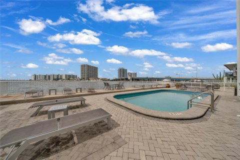 Copropriété à vendre à Miami Beach, Floride: 1 chambre, 67.82 m2 № 1852363 - photo 15