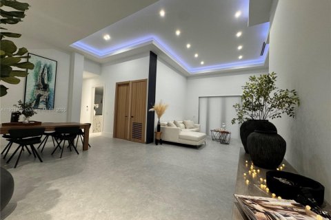 Villa ou maison à vendre à Miami, Floride: 4 chambres, 246.56 m2 № 1975546 - photo 1