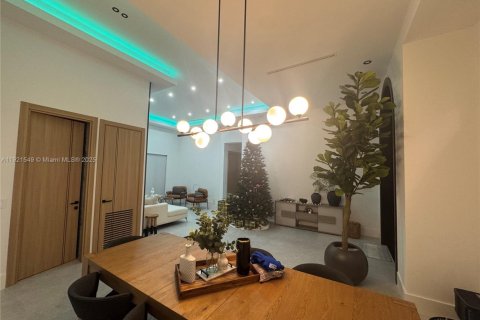 Villa ou maison à vendre à Miami, Floride: 4 chambres, 246.56 m2 № 1975546 - photo 3