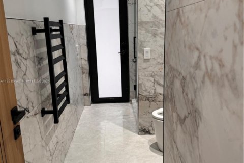 Villa ou maison à vendre à Miami, Floride: 4 chambres, 246.56 m2 № 1975546 - photo 12