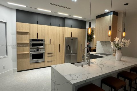 Villa ou maison à vendre à Miami, Floride: 4 chambres, 246.56 m2 № 1975546 - photo 7