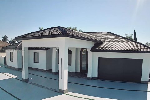 Villa ou maison à vendre à Miami, Floride: 4 chambres, 246.56 m2 № 1975546 - photo 2