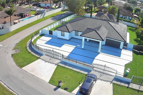 Villa ou maison à vendre à Miami, Floride: 4 chambres, 246.56 m2 № 1975546 - photo 27