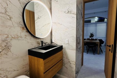 Villa ou maison à vendre à Miami, Floride: 4 chambres, 246.56 m2 № 1975546 - photo 13