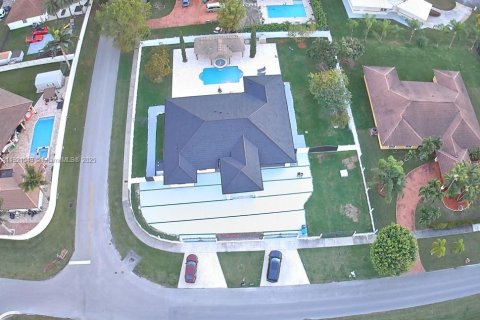 Villa ou maison à vendre à Miami, Floride: 4 chambres, 246.56 m2 № 1975546 - photo 11