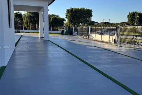 Villa ou maison à vendre à Miami, Floride: 4 chambres, 246.56 m2 № 1975546 - photo 17
