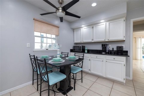 House in Tarpon Springs, Florida 3 bedrooms, 282.52 sq.m. № 1519443 - photo 12