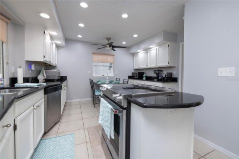 House in Tarpon Springs, Florida 3 bedrooms, 282.52 sq.m. № 1519443 - photo 11