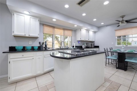 House in Tarpon Springs, Florida 3 bedrooms, 282.52 sq.m. № 1519443 - photo 10